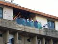 עובדי העירייה צופים בהפנגה מהמרפסת